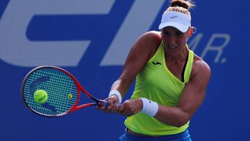 Beatriz Haddad Maia devuelve una bola ante Yafan Wang durante el Abierto de Acapulco de 2019.