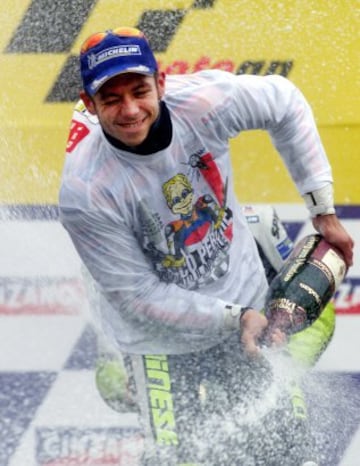 En el año 2002 debutaron las MotoGP de 990 cc, y Rossi fichó por el equipo Honda Repsol HRC, pilotando la RC211V de 5 cilindros. Esa temporada ganó su segundo mundial, en el que todos los pilotos eran novatos, por una distancia de 140 puntos sobre el segundo, Max Biaggi, que pilotaba la primera Yamaha M1 de cuatro tiempos.