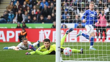 Illan Meslier, jugador del Leeds United, mira cómo entra el balón en la portería tras el tiro de Harvey Barnes, jugador del Leicester City.