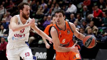 GRAF7713. VALENCIA, 08/02/2018.- El base del Valencia Basket Alberto Abalde (d) se escapa de Sergio Rodriguez, del CSKA Moscú, en partido de Euroliga que se disputa esta noche en el pabellón Fuente de San Luis, en Valencia. EFE/ Miguel Ángel Polo