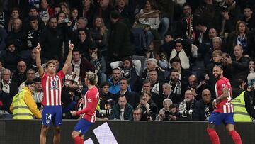 Llorente celebra su gol al Madrid en el derbi de Liga mientras Griezmann y Memphis se acercan a celebrar con él. Memphis como Griezmann.