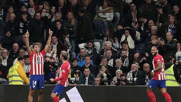 Llorente celebra su gol al Madrid en el derbi de Liga mientras Griezmann y Memphis se acercan a celebrar con él.