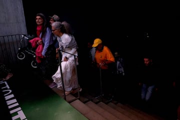 Aficionados despus de la suspensin de los partidos del Mutua Madrid Open debido al corte de energa sufrido en Espa?a.
