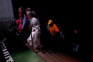 Aficionados después de la suspensión de los partidos del Mutua Madrid Open debido al corte de energía sufrido en España.