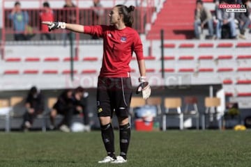 Tras brillar en Everton y pese al interés del Santos, llegó a acuerdo para firmar en Colo Colo. En su primera etapa en Macul logró  tres títulos locales y una Libertadores.