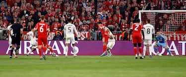 2-2. Gran pase de Dayot Upamecano a Harry Kane dentro del área y libre de marca, controla y define al palo largo de Andriy Lunin.