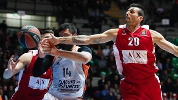 DES01. DESIO (ITALIA), 22/03/2018.- Andrea Cinciarini (d) de Ax Armani Exchange Olimpia Milán disputa un balón con Bojan Dubljevic (i) de Valencia Baskets hoy, jueves 22 de marzo de 2018, durante un partido de la Euroliga de baloncesto entre