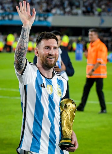 El delantero argentino, exjugador del Barcelona y PSG, y actual jugador del Inter de Miami, creó la Fundación Leo Messi para ayudar a niños y adolescentes en situación de riesgo de exclusión social con diversos programas, también en su país natal. Uno de los grandes proyectos que tiene con su organización es la que llevó a cabo junto al hospital Sant Joan de Deu de Barcelona en la lucha contra el cáncer infantil. Gracias a esa implicación fue uno de los donantes fundadores del SJD Pediatric Cancer Center Barcelona, primer centro monográfico de oncología infantil de España que abrió sus puertas en junio de 2022. Con la inversión realizada y las becas concedidas, el centro se ha convertido en uno de los más avanzados del mundo en el tratamiento y lucha de esta enfermedad. Además, el astro argentino participa, tanto personal como económicamente, promoviendo campañas de solidaridad con otras ONG y fundaciones para diferentes acciones comprometidas con los que más lo necesitan.