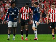 Manchester United's English midfielder #07 Mason Mount (2R) reacts with Athletic Bilbao's Spanish forward #09 Inaki Williams (2L) during the UEFA Europa League semi final first leg football match between Athletic Club Bilbao and Manchester United at the San Mames stadium in Bilbao, on May 1, 2025. (Photo by ANDER GILLENEA / AFP)