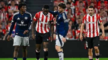 Manchester United's English midfielder #07 Mason Mount (2R) reacts with Athletic Bilbao's Spanish forward #09 Inaki Williams (2L) during the UEFA Europa League semi final first leg football match between Athletic Club Bilbao and Manchester United at the San Mames stadium in Bilbao, on May 1, 2025. (Photo by ANDER GILLENEA / AFP)
