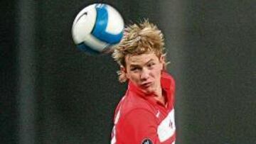 <b>GOLEADOR. </b>Pavlyuchenko remata de cabeza, una de sus especialidades dado su 1,88 de altura.