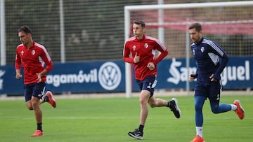 Aitor Fernández en un entrenamiento junto a Budimir y Unai García.