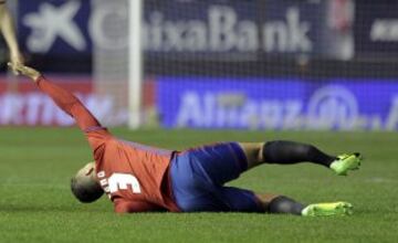 El jugador de Osasuna Tano se lesiona durante el partido de Liga en Primera División ante el Real Madrid