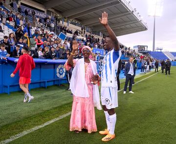 Cissé, junto a su madre, el día que el club le sorprendió con su visita a Leganés. 