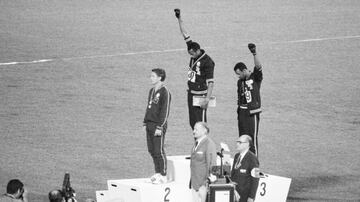 En los Juegos Olímpicos de verano de 1968 los corredores estadounidenses Tommie Smith (centro) y John Carlos (derecha) levantan sus puños con guantes negros en el pódium en protesta contra el racismo mientras sonaba el himno nacional estadounidense. Este saludo denominado 'Black Power' fue una célebre señal de protesta de los derechos civiles negros en Estados Unidos. Smith y Carlos fueron expulsados de los Juegos por su declaración abiertamente política.