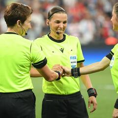 Stéphanie Frappart: Klopp applauds performance of referee