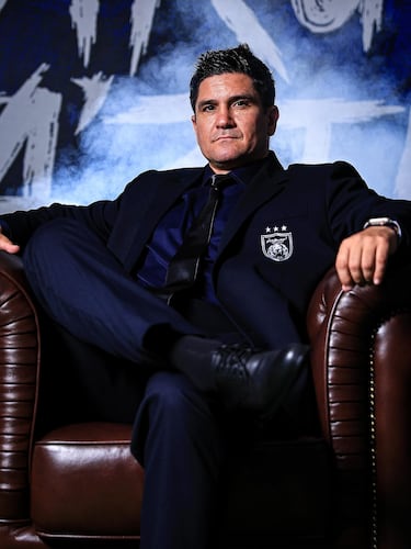 El ex extremo de Mallorca, Valencia, Betis y Levante, que llegó a disputar casi 200 partidos en La Liga y levantó la Copa de la UEFA en 2004 con el Valencia, se estrenará como entrenador del Johor Darul Takzim FC esta temporada, tras entrenar a equipos como Watford, Huesca, Sheffield Wednesday y, más recientemente, al DAC Dunajska Streda eslovaco.