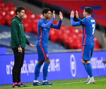 Tras jugar en todas las categorías inferiores de la selección de Inglaterra. El 12 de noviembre de 2020 debutó con la absoluta de Inglaterra sustituyendo a Mason Mount en el partido amistoso contra Irlanda en el estadio de Wembley. Bellingham se convirtió en el tercer jugador más joven en debutar con Inglaterra tras Theo Walcott y Wayne Rooney.