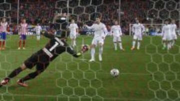 DEMOLEDOR. Cristiano se siente bien en el Calderón y allí ha marcado seis goles. En la imagen, su último tanto en el estadio rojiblanco (0-2).