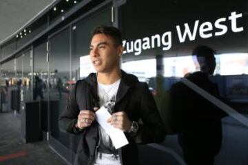 Eduardo Vargas en su llegada al aeropuerto de Schwechat.