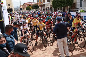 El ciclista colombiano del Arkéa - Samsic, acompañó a las ciclistas en la salida de la primera etapa de La Vuelta a Colombia Femenina, que tendrá la participación de 134 ciclistas pertenecientes a 24 equipos de todo el país y que competirán por el título del 7 al 11 de noviembre.