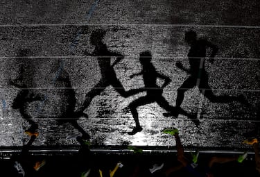 (Nota del editor de Getty Images: La imagen fue rotada desde su perspectiva original). Los atletas proyectan sombras en la pista mientras compiten durante las semifinales de los 800 metros masculinos, en el sexto día del Campeonato Mundial de Atletismo Tokio. 