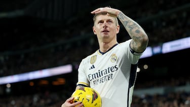 Kroos mira a la grada del Bernabéu.
