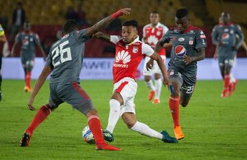 Con goles de Juan Roa, Jhon Pajoy y autogol de Eder Castañeda, Santa Fe venció al América en El Campín de Bogotá. Toma un respiro y escala en la tabla de la Liga.