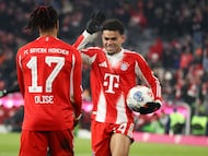 MUNICH, GERMANY - JANUARY 11: Luis Diaz of Bayern Muenchen celebrates the goal 4:1 with Michael Olise of Bayern Muenchen during the Bundesliga match between FC Bayern München and VfL Wolfsburg at Allianz Arena on January 11, 2026 in Munich, Germany. (Photo by Stefan Matzke - sampics/Getty Images)