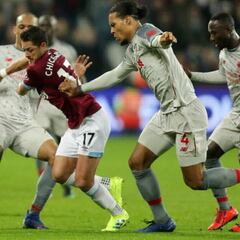 Chicharito participa en el empate del West Ham con el Liverpool