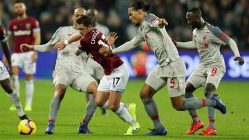 Chicharito participa en el empate del West Ham con el Liverpool