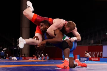 El canadiense Jordan Steen (rojo) lucha contra el italiano Abraham De Jesus Conyedo Ruano en su combate de repechaje de lucha libre masculina de 97 kg. 