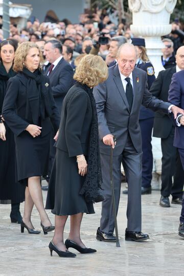 La reina Sofía, el rey Juan Carlos I, la infanta Elena y Victoria Federica llegando al funeral por Constantino II de Grecia.