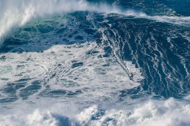 Un surfista monta una ola durante una sesión de surf de grandes olas el 3 de diciembre de 2025 en Nazare, Portugal.