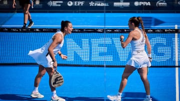 Sofi Araujo y Marta Ortega celebran uno de los puntos.