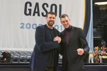 AME5384. MEMPHIS (ESTADOS UNIDOS), 06/04/2024.- Marc Gasol (i) saluda a su hermano Pau Gasol durante su homenaje este sábado, en Memphis (EEUU). Los Memphis Grizzlies retiraron este sábado a lo más alto del FedEx Forum y para la eternidad el dorsal '33' que defendió durante 11 temporadas Marc Gasol, el mejor jugador de su historia. EFE/ Karen Pulfer Focht
