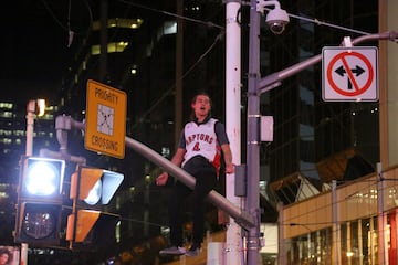 Los seguidores de Toronto Raptors salieron a las calles de la capital de la provincia de Ontario para celebrar por todo lo alto la consecución del anillo de la NBA tras derrotar en las finales a Golden State Warriors. 