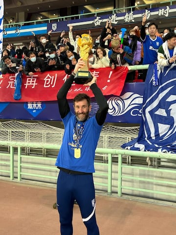 Ituarte festeja delante de los aficionados de Wuhan el título de campeón de la liga china. 