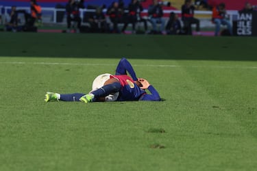 Tras un golpe con Sandro Ramírez, Balde cayó al césped mareado tras el choque.