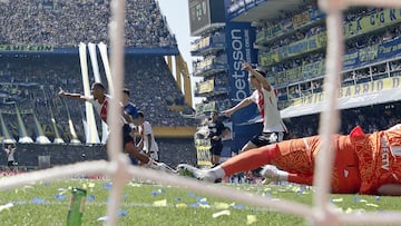 River Plate's Venezuelan forward Salomon Rondon (L) celebrates after scoring against Boca Juniors during the Argentine Professional Football League Tournament 2023 Superclasico match at La Bombonera stadium in Buenos Aires on October 1, 2023. (Photo by ALEJANDRO PAGNI / AFP)