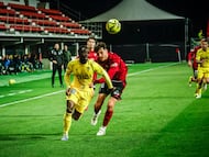 Diarra supera a Selvi en en el partido entre Mirandés y Cádiz.