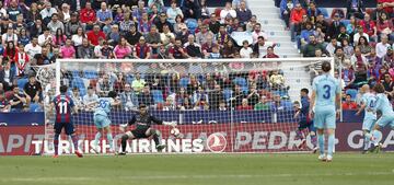 Levante 2-2 Atlético de Madrid | Camello recibió el balón de Koke en el segundo palo, controló y batió al portero local a bocajarro para igualar el choque.










