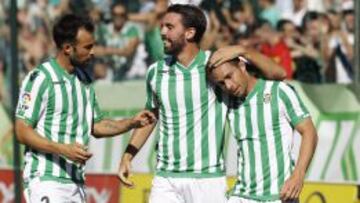 Los jugadores del Betis celebran uno de los goles.