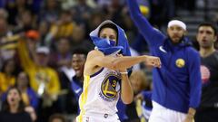 OAKLAND, CA - NOVEMBER 08: Stephen Curry #30 of the Golden State Warriors celebrates on the bench during their game against the Minnesota Timberwolves at ORACLE Arena on November 8, 2017 in Oakland, California. NOTE TO USER: User expressly acknowledges and agrees that, by downloading and or using this photograph, User is consenting to the terms and conditions of the Getty Images License Agreement.   Ezra Shaw/Getty Images/AFP
 == FOR NEWSPAPERS, INTERNET, TELCOS &amp; TELEVISION USE ONLY ==