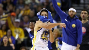 OAKLAND, CA - NOVEMBER 08: Stephen Curry #30 of the Golden State Warriors celebrates on the bench during their game against the Minnesota Timberwolves at ORACLE Arena on November 8, 2017 in Oakland, California. NOTE TO USER: User expressly acknowledges and agrees that, by downloading and or using this photograph, User is consenting to the terms and conditions of the Getty Images License Agreement. Ezra Shaw/Getty Images/AFP
== FOR NEWSPAPERS, INTERNET, TELCOS & TELEVISION USE ONLY ==