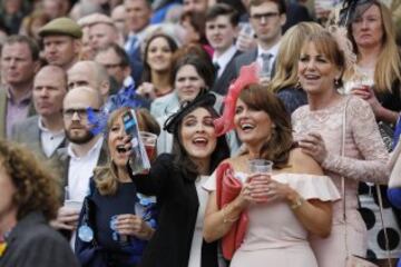 Grand National: Ladies' Day elegance from Aintree