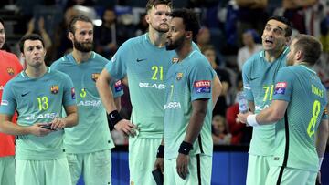 SST111. Cologne (Germany), 04/06/2017.- Players of Barcelona react after losing their 2017 EHF FINAL4 Handball Champions League third place match between Telekom Veszprem and FC Barcelona in Cologne, Germany, 04 June 2017. (Colonia, Liga de Campeones, Balonmano, Alemania) EFE/EPA/SASCHA STEINBACH