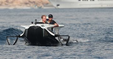 El piloto alemán campeón del mundo de Fórmula 1 en 2016 se ha puesto a los mandos de un nuevo y divertido transporte acuático llamado Quadrofoil.