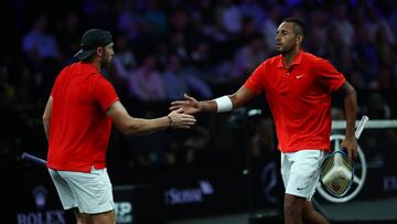 Sock y Kyrgios celebran un punto en la Laver Cup.