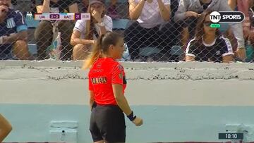 ¡Árbitra paró un partido y echó a un hincha que la insultaba!